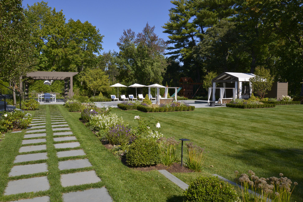 Стильный дизайн: огромный солнечный участок и сад на заднем дворе в классическом стиле с хорошей освещенностью, мощением тротуарной плиткой и с перголой - последний тренд