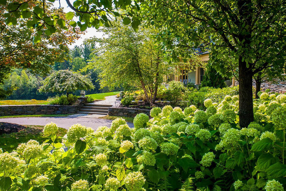 ボストンにあるラグジュアリーな夏の、巨大なカントリー風のおしゃれな庭 (擁壁、日向、天然石敷き) の写真