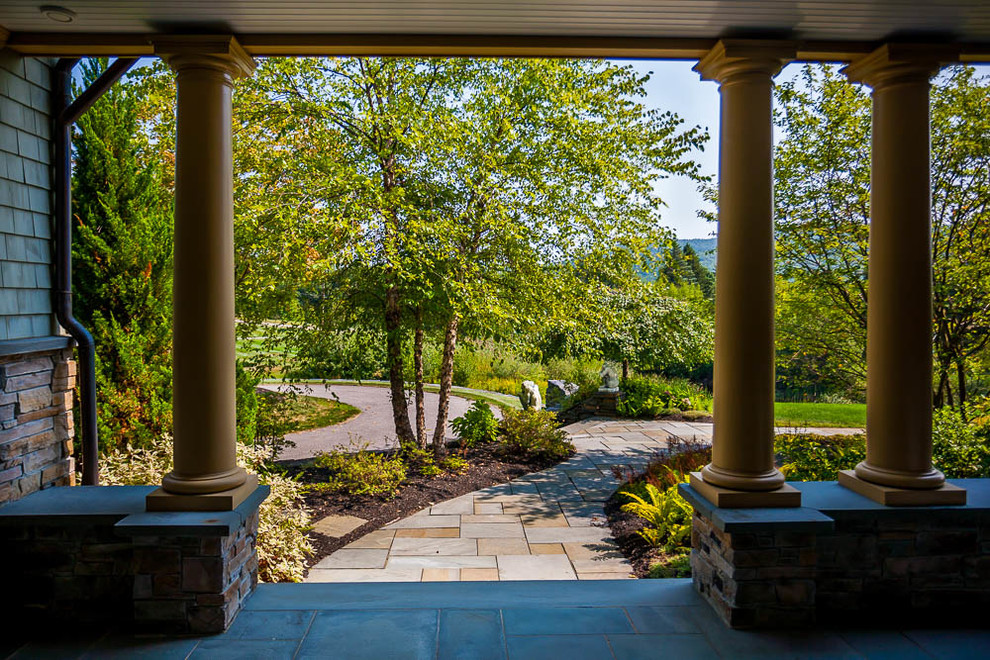 Foto di un ampio giardino formale country esposto a mezz'ombra davanti casa in estate con un ingresso o sentiero e pavimentazioni in pietra naturale