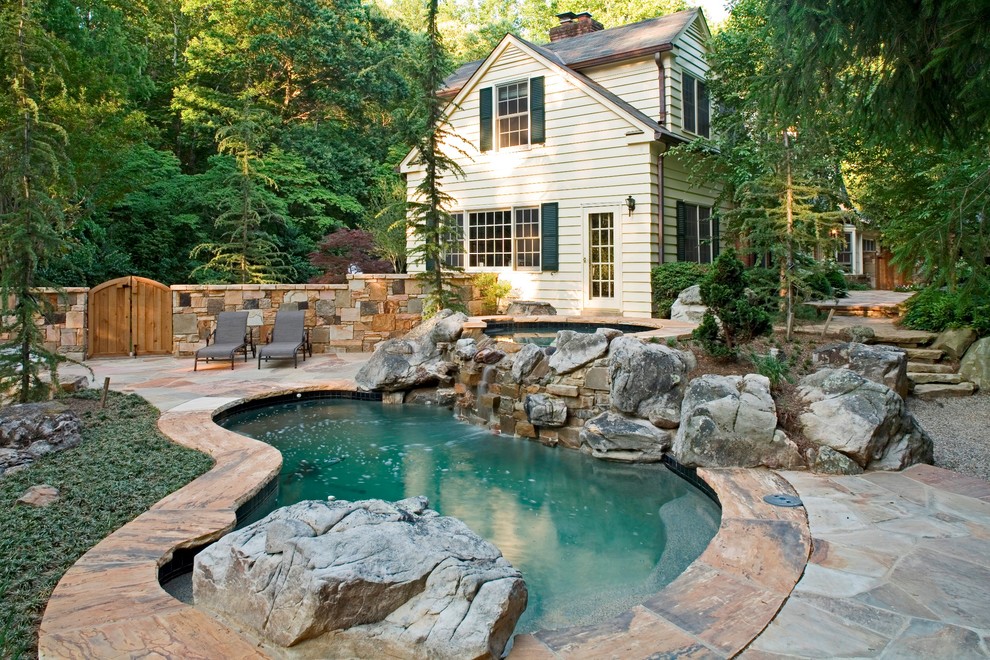 Modelo de piscina rústica de tamaño medio en patio trasero con adoquines de ladrillo