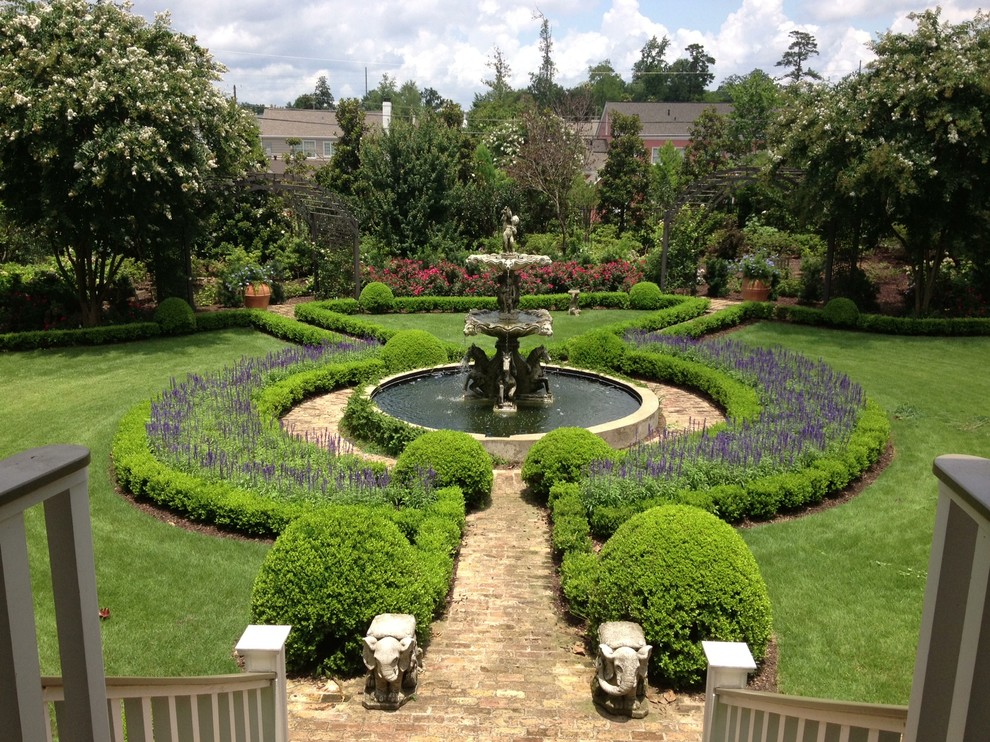 Свежая идея для дизайна: садовый фонтан в классическом стиле - отличное фото интерьера