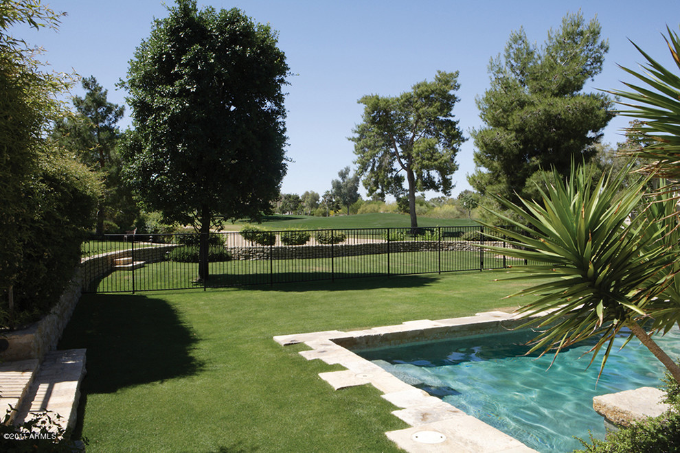 Стильный дизайн: весенний участок и сад среднего размера на заднем дворе в средиземноморском стиле с полуденной тенью - последний тренд