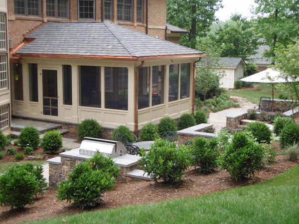Inspiration pour un grand jardin arrière design avec un foyer extérieur, une exposition ensoleillée et des pavés en pierre naturelle.