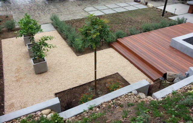 На фото: участок и сад в стиле модернизм