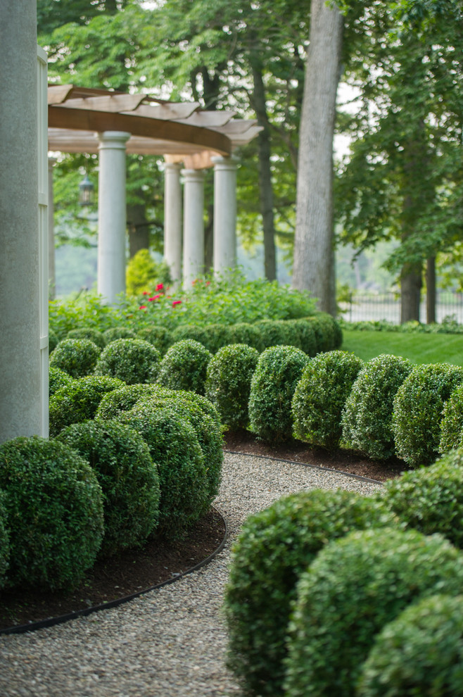 Idées déco pour un grand aménagement d'entrée ou allée de jardin latéral classique l'été avec du gravier et une exposition partiellement ombragée.
