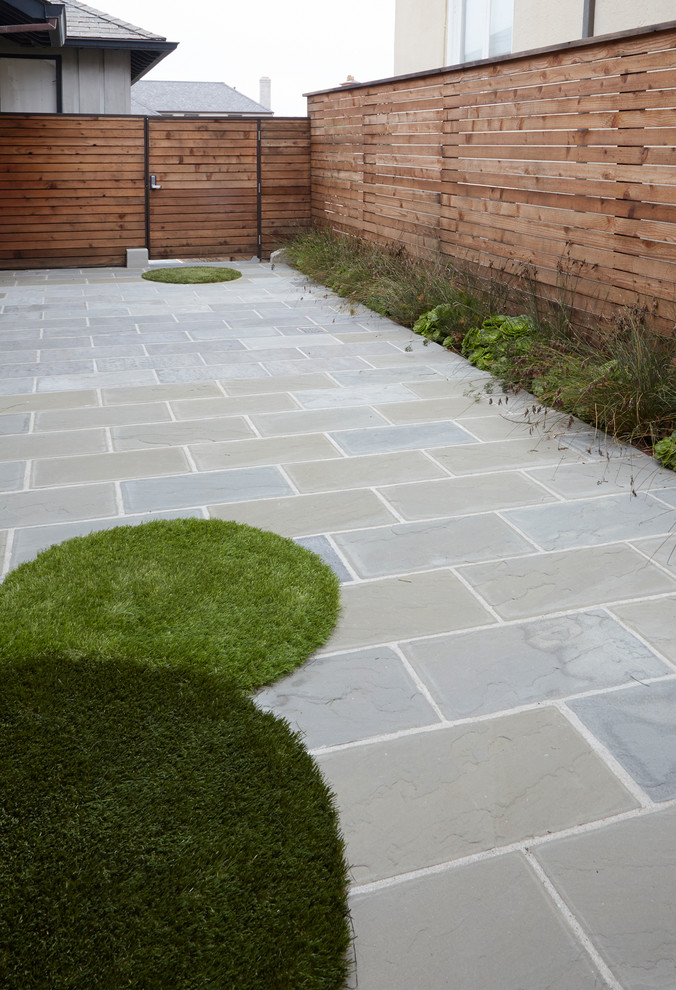 Foto di un giardino minimal esposto in pieno sole di medie dimensioni e dietro casa con pavimentazioni in pietra naturale