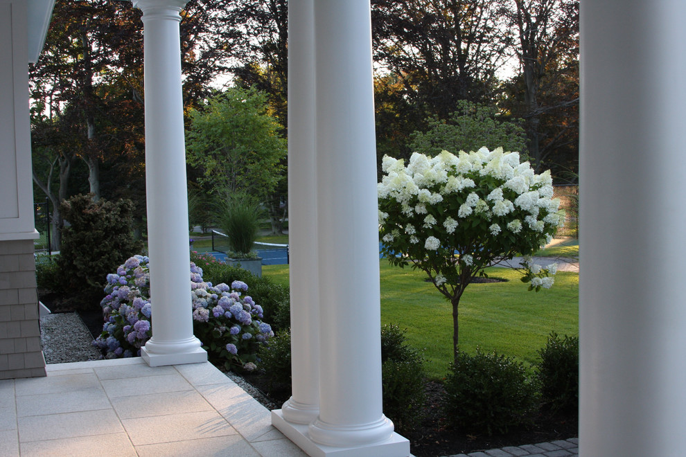 Пример оригинального дизайна: большой летний участок и сад на заднем дворе в стиле неоклассика (современная классика) с полуденной тенью