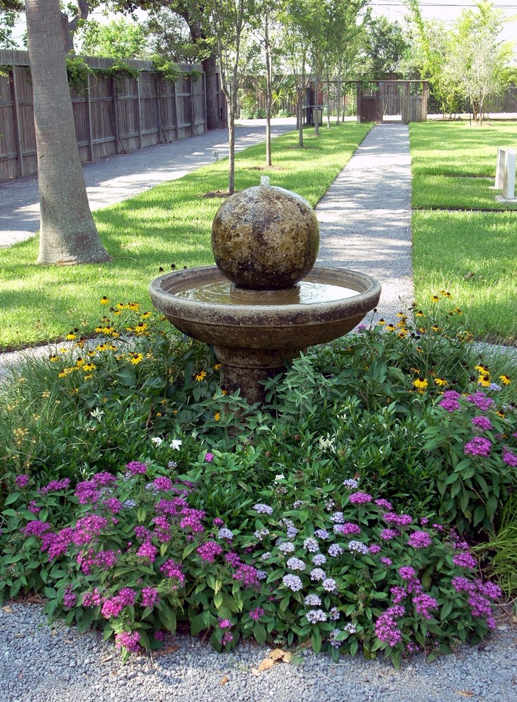 Großer Klassischer Kiesgarten im Frühling, hinter dem Haus mit Auffahrt, Wasserspiel und direkter Sonneneinstrahlung in Houston