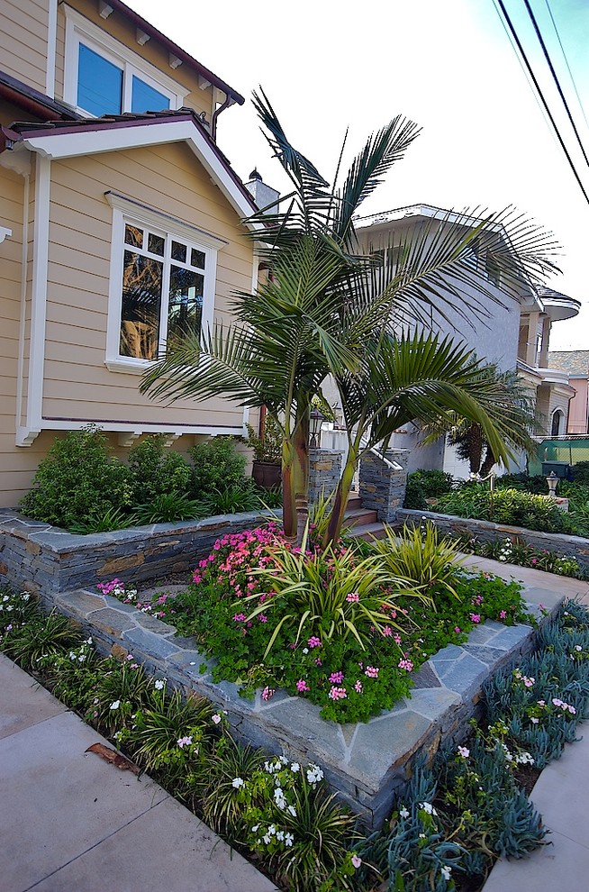 This is an example of a coastal landscaping in Los Angeles.
