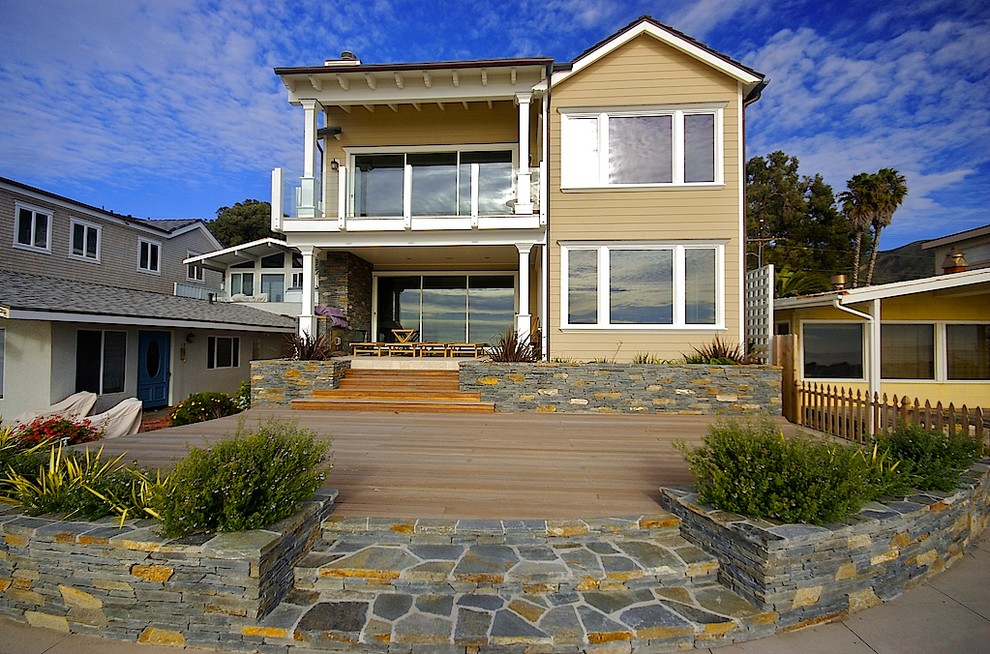 This is an example of a coastal landscaping in Los Angeles.