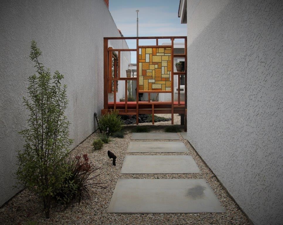 Стильный дизайн: маленький летний участок и сад на заднем дворе в стиле неоклассика (современная классика) с полуденной тенью и покрытием из гравия для на участке и в саду - последний тренд