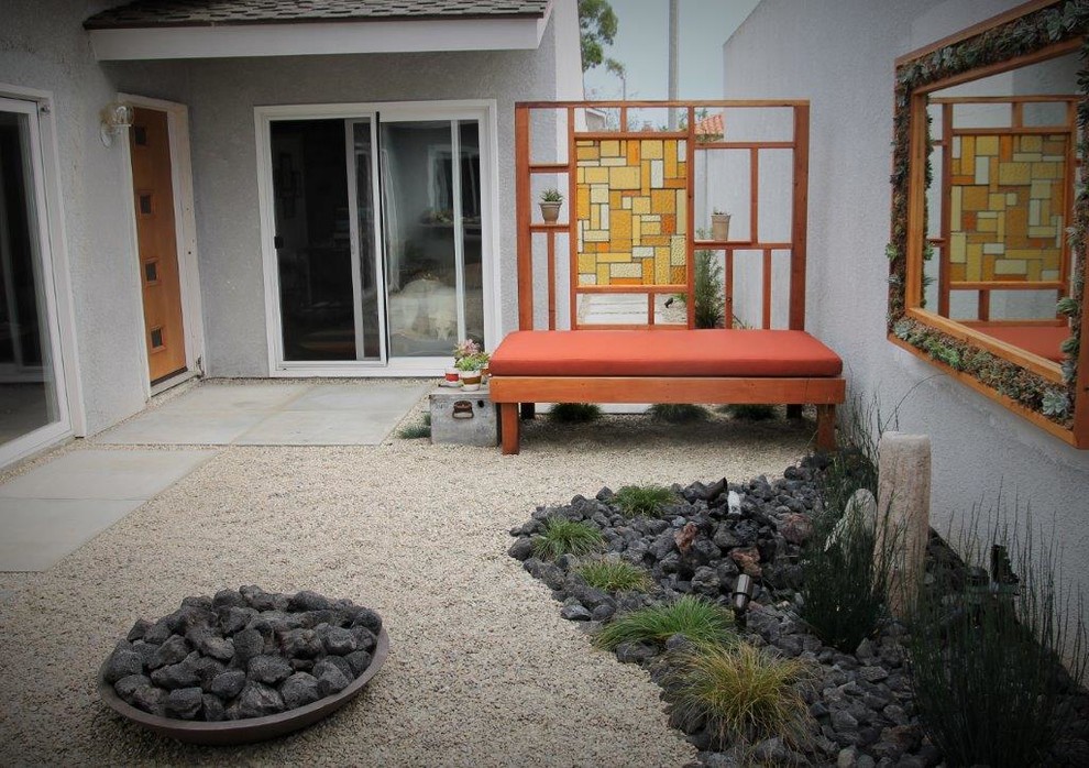 Ispirazione per un piccolo giardino xeriscape tradizionale esposto a mezz'ombra dietro casa in estate con ghiaia