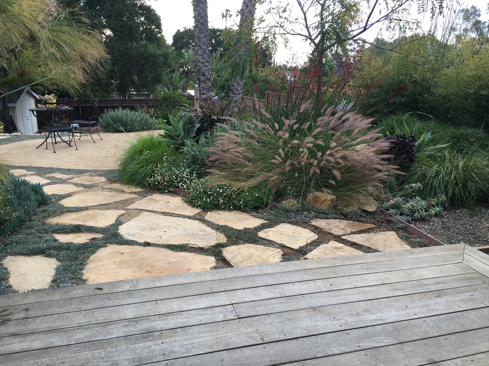 Пример оригинального дизайна: огромный участок и сад на заднем дворе в средиземноморском стиле с полуденной тенью и покрытием из каменной брусчатки