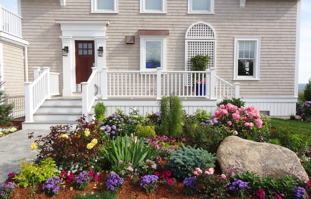 Inspiration for a mid-sized traditional full sun front yard mulch driveway in Boston for summer.