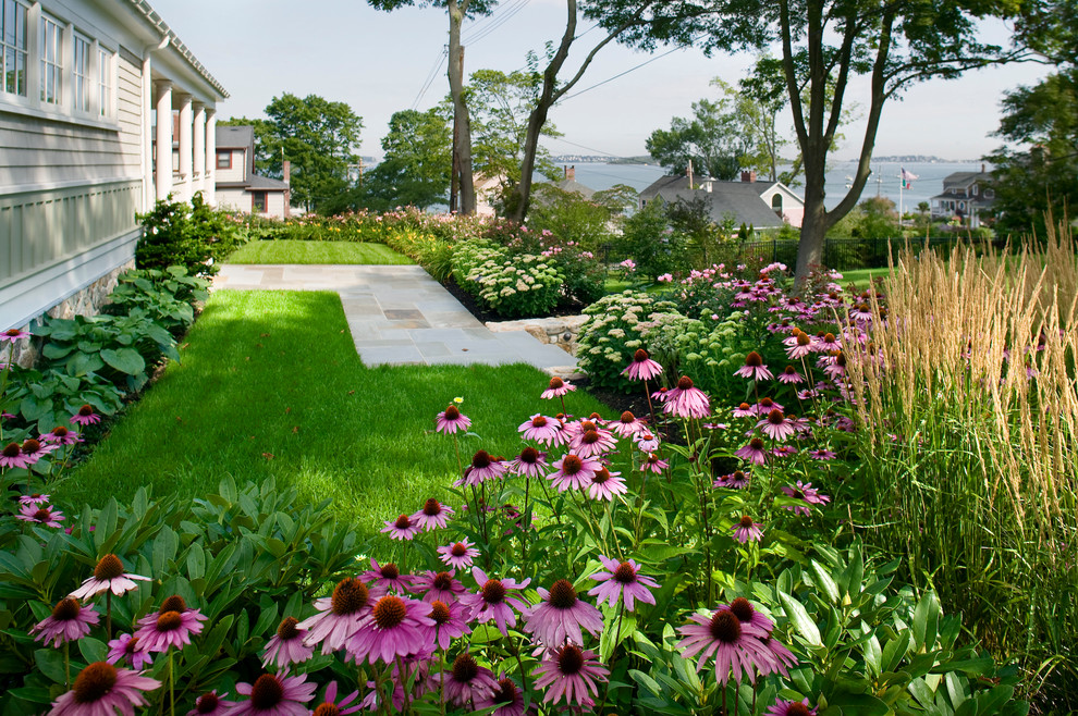 Пример оригинального дизайна: участок и сад на заднем дворе в классическом стиле