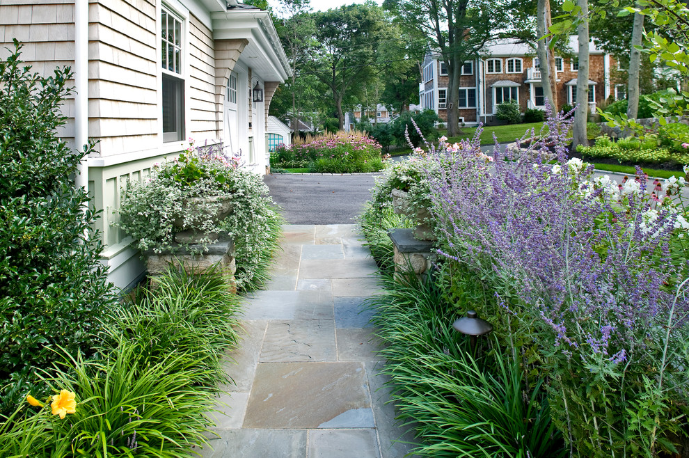 Idee per un giardino classico in estate con pavimentazioni in pietra naturale