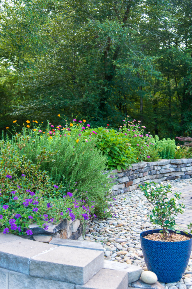 На фото: солнечный, летний засухоустойчивый сад на заднем дворе в классическом стиле с высокими грядками и хорошей освещенностью с