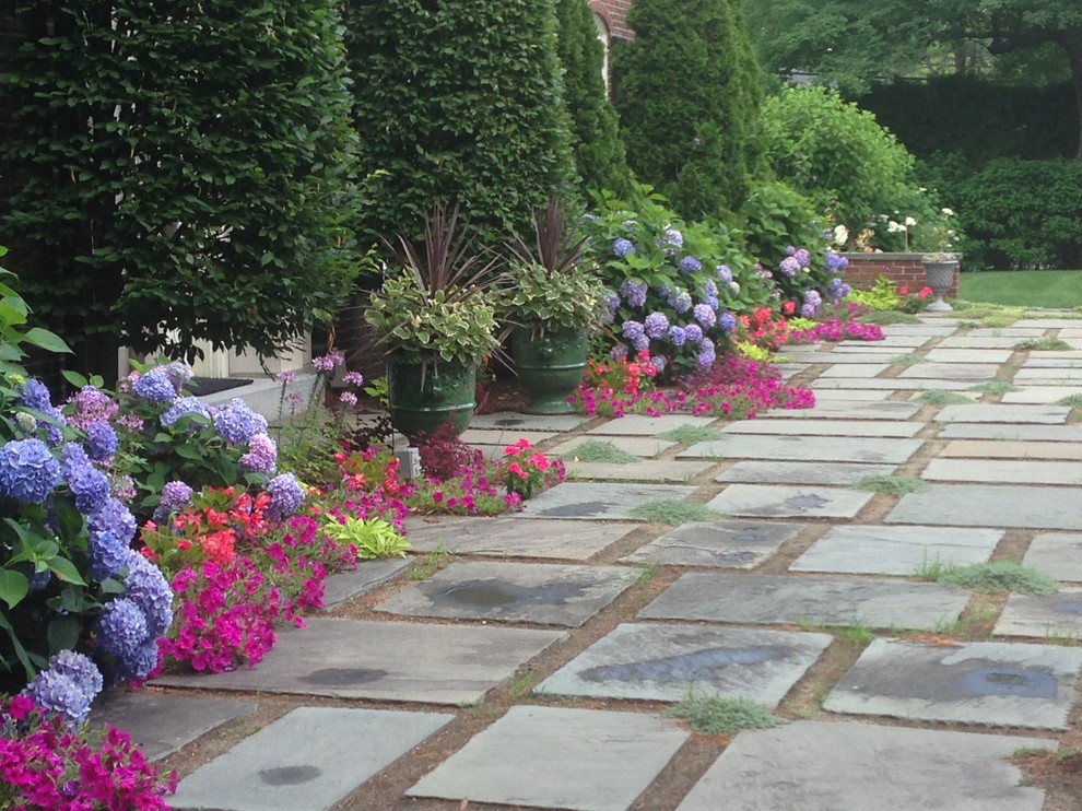 Immagine di un giardino formale classico esposto in pieno sole di medie dimensioni e davanti casa in estate con un ingresso o sentiero e pavimentazioni in pietra naturale
