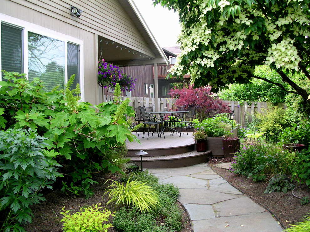 Foto di un piccolo giardino esposto a mezz'ombra dietro casa in estate con un ingresso o sentiero e pavimentazioni in pietra naturale