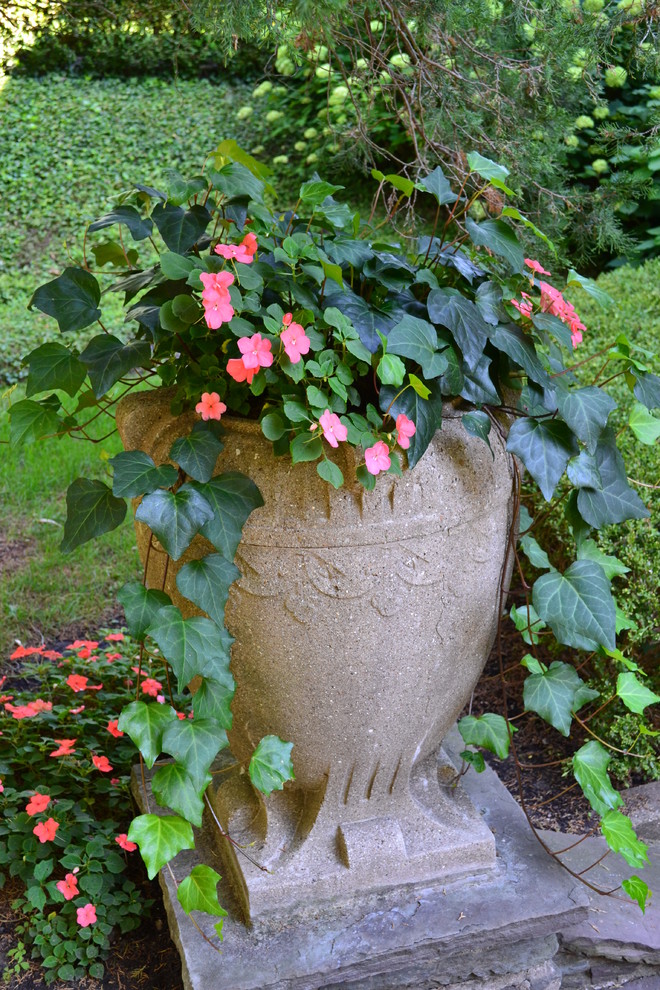 Foto di un piccolo giardino chic in ombra in estate con un giardino in vaso