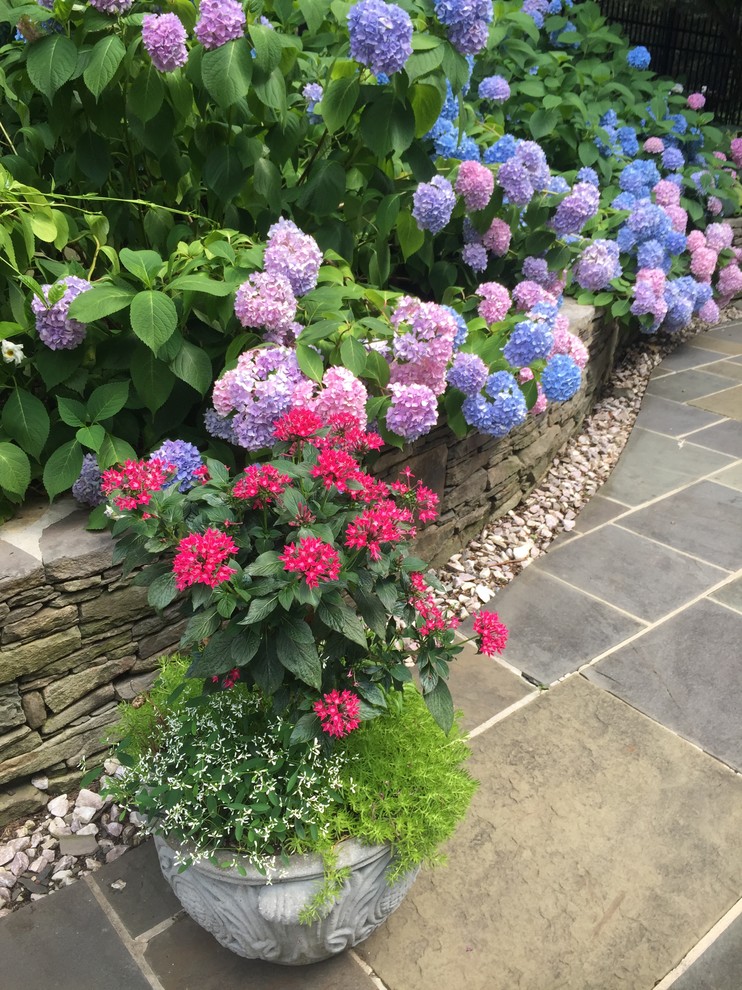 Idée de décoration pour un petit jardin en pots arrière style shabby chic avec des pavés en pierre naturelle.