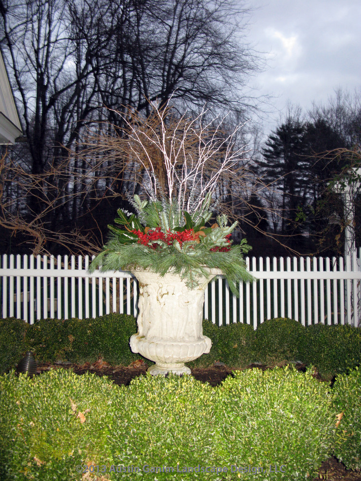 Réalisation d'un jardin en pots latéral tradition l'hiver avec une exposition ensoleillée.