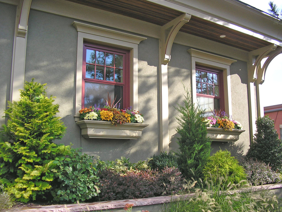 Foto di un giardino classico esposto in pieno sole di medie dimensioni e davanti casa in autunno con un giardino in vaso