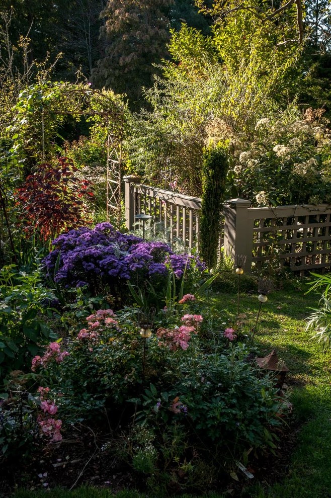 Стильный дизайн: большой солнечный участок и сад на заднем дворе в стиле кантри с хорошей освещенностью - последний тренд