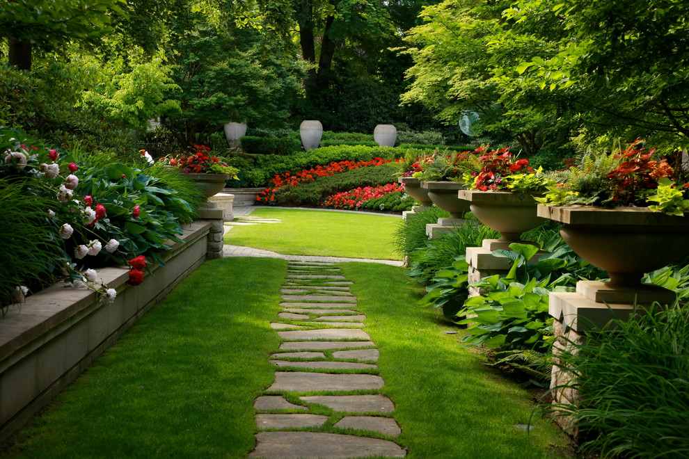 Idee per un giardino formale classico esposto in pieno sole con un ingresso o sentiero e pavimentazioni in cemento