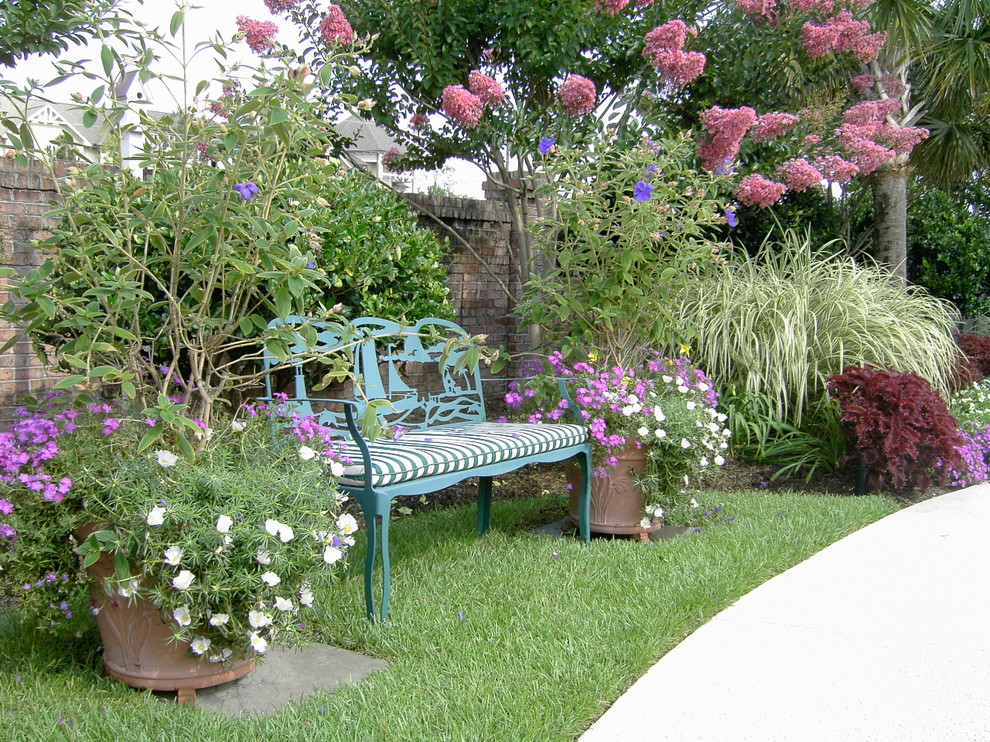 Ejemplo de jardín costero grande en verano en patio trasero con jardín de macetas, exposición total al sol y mantillo