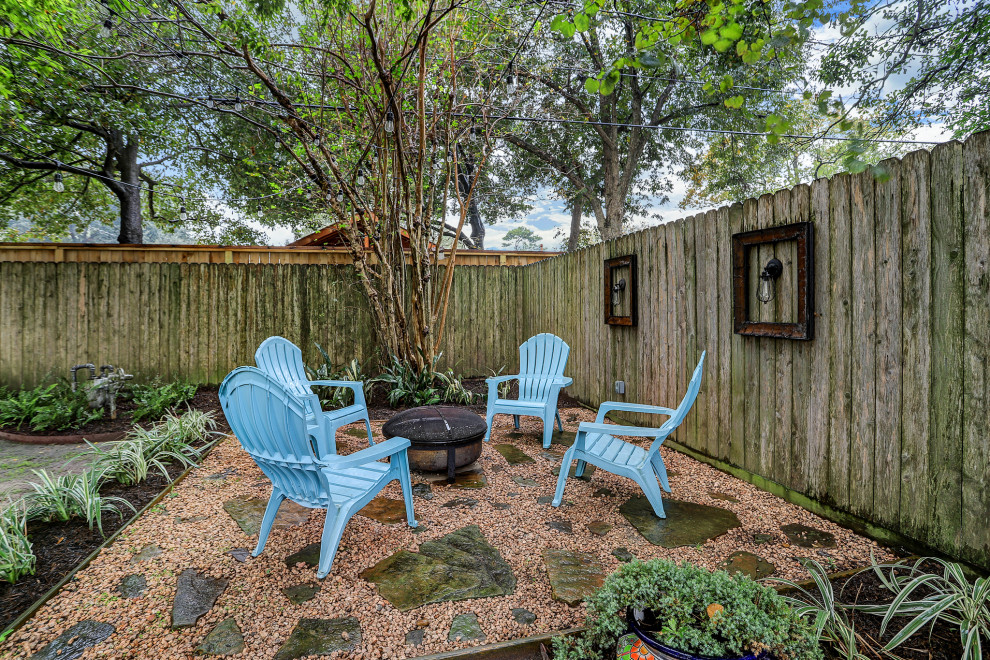 Retro back fully shaded garden in Houston with gravel.