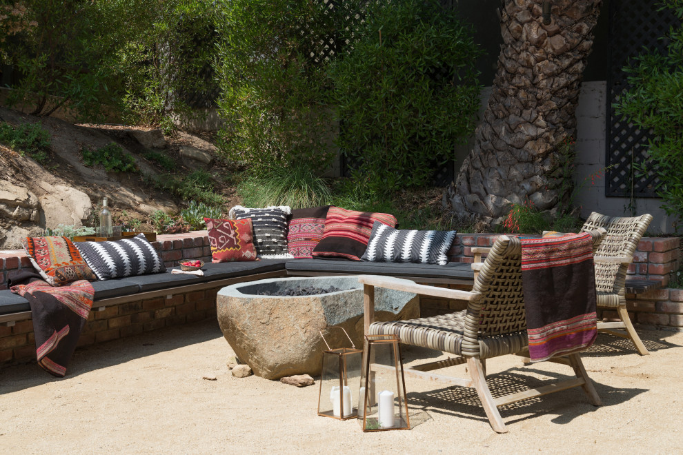 Photo of a small modern back patio in Los Angeles with a fire feature.