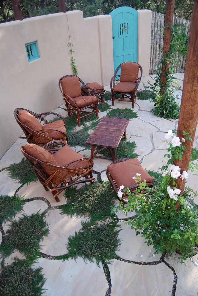 Пример оригинального дизайна: двор на заднем дворе в стиле рустика с покрытием из каменной брусчатки