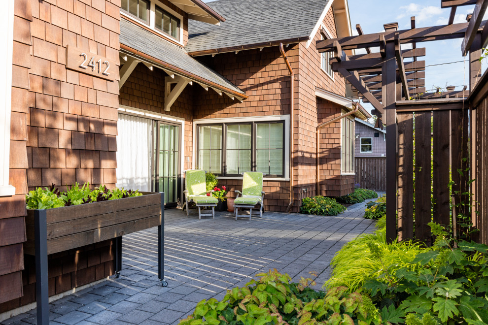 Ispirazione per un piccolo giardino stile americano esposto in pieno sole davanti casa con pavimentazioni in cemento