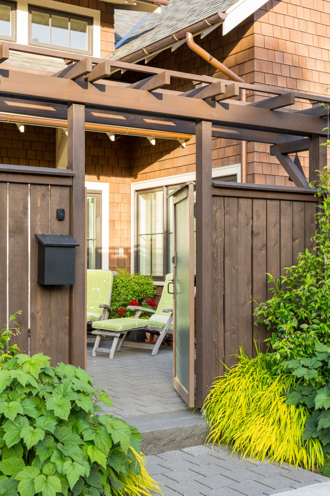 Источник вдохновения для домашнего уюта: маленький солнечный засухоустойчивый сад на переднем дворе в стиле кантри с перегородкой для приватности, хорошей освещенностью и мощением тротуарной плиткой для на участке и в саду