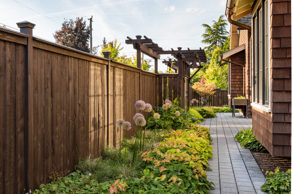 Идея дизайна: маленький солнечный засухоустойчивый сад на переднем дворе в стиле кантри с перегородкой для приватности, хорошей освещенностью и мощением тротуарной плиткой для на участке и в саду