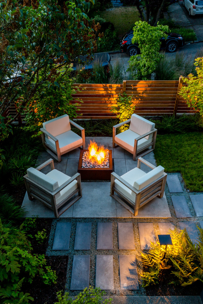 Diseño de jardín contemporáneo pequeño en patio trasero con brasero, exposición parcial al sol y adoquines de hormigón