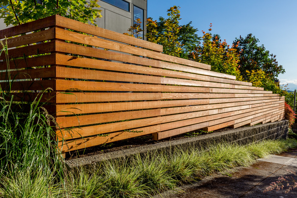 Kleiner, Halbschattiger Moderner Garten hinter dem Haus mit Betonboden in Seattle