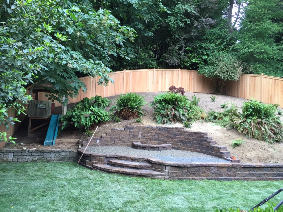 На фото: участок и сад среднего размера на заднем дворе в стиле кантри с местом для костра и покрытием из гравия с