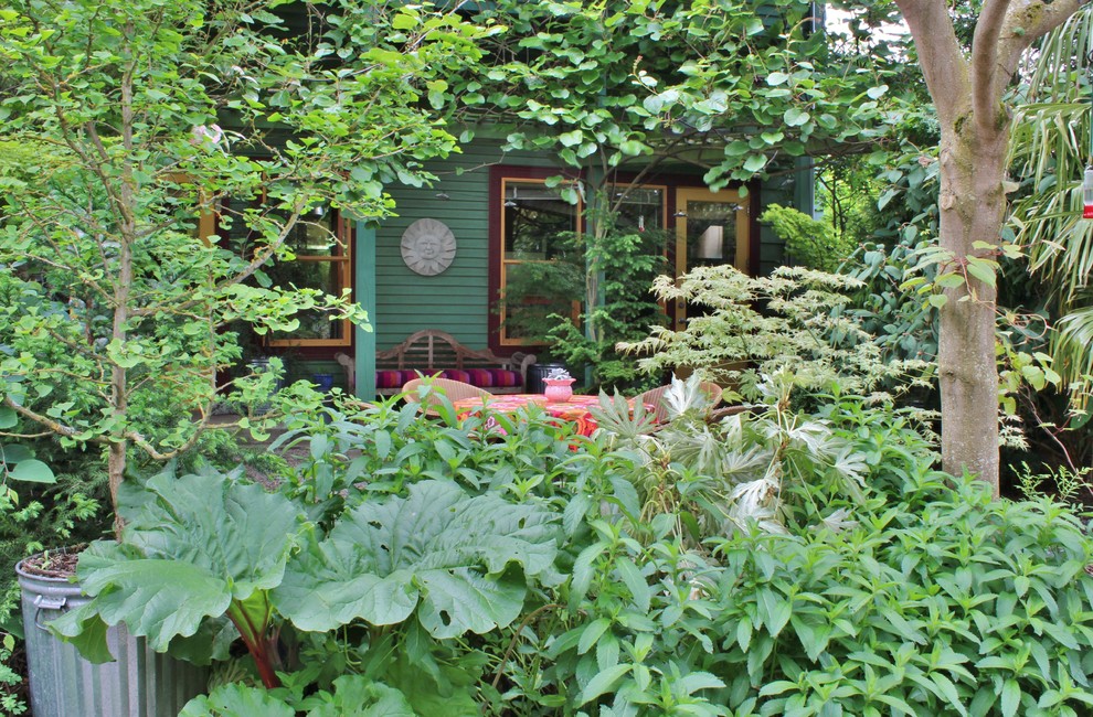 Diseño de jardín bohemio en patio trasero con huerto y exposición reducida al sol