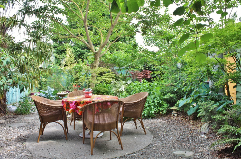 Imagen de jardín ecléctico en patio trasero con huerto y exposición reducida al sol