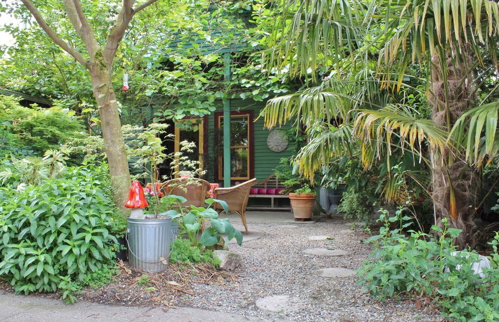 Ejemplo de jardín bohemio en patio trasero con huerto y exposición reducida al sol