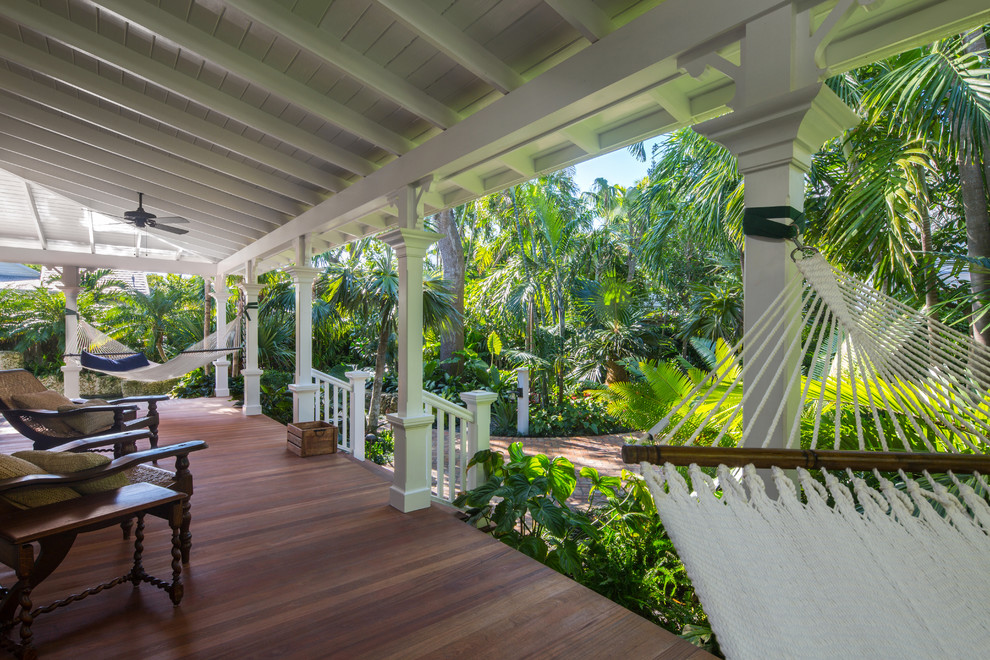 Idee per un giardino tropicale esposto in pieno sole di medie dimensioni e davanti casa con pavimentazioni in mattoni