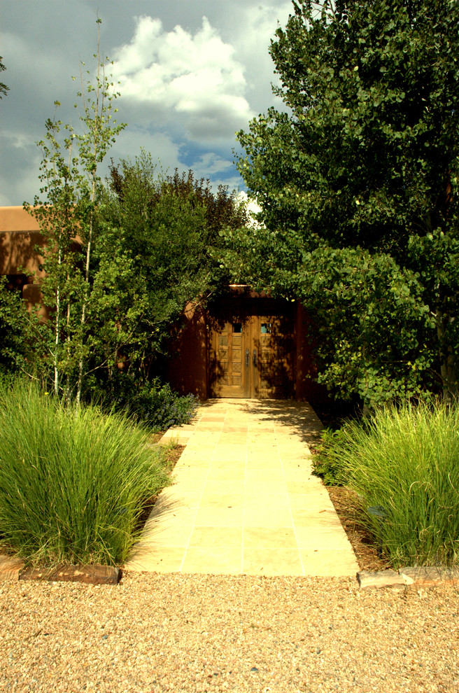 Immagine di un grande giardino formale stile rurale esposto in pieno sole davanti casa in estate