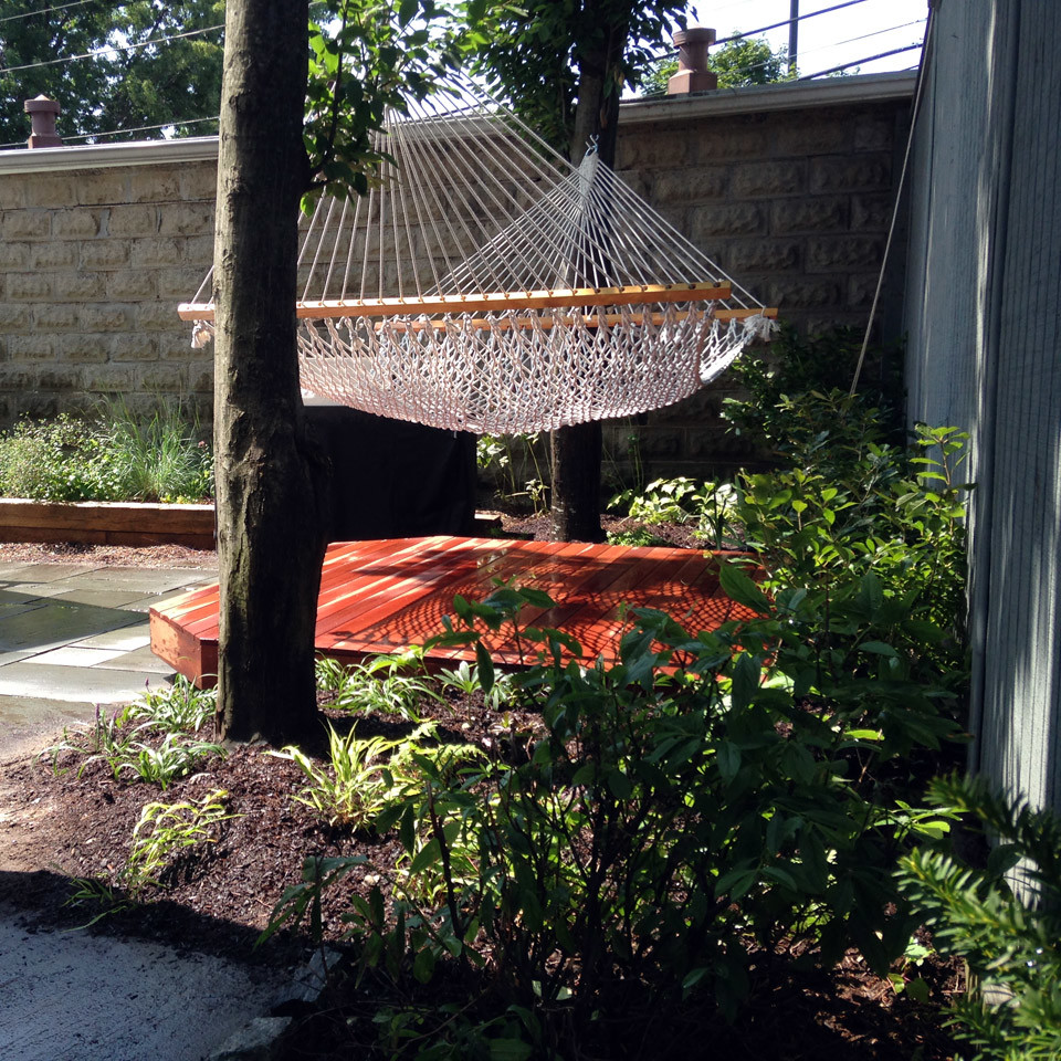 Diseño de jardín contemporáneo de tamaño medio en verano en patio trasero con exposición parcial al sol y adoquines de hormigón