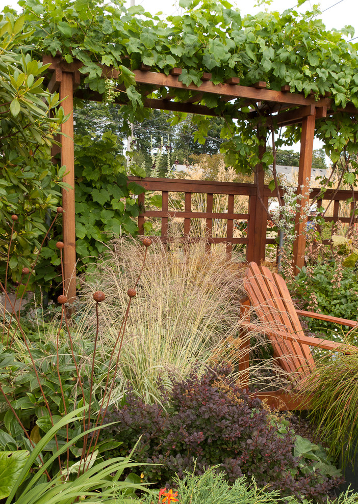 Свежая идея для дизайна: участок и сад на заднем дворе в классическом стиле с забором - отличное фото интерьера
