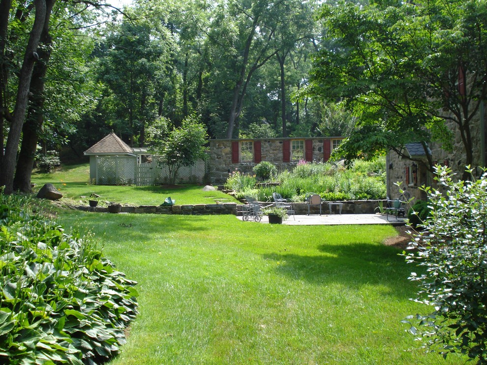 Imagen de jardín clásico en patio trasero con exposición reducida al sol