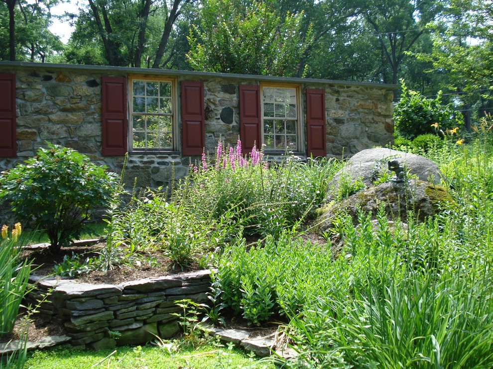 Inspiration pour un jardin arrière traditionnel.