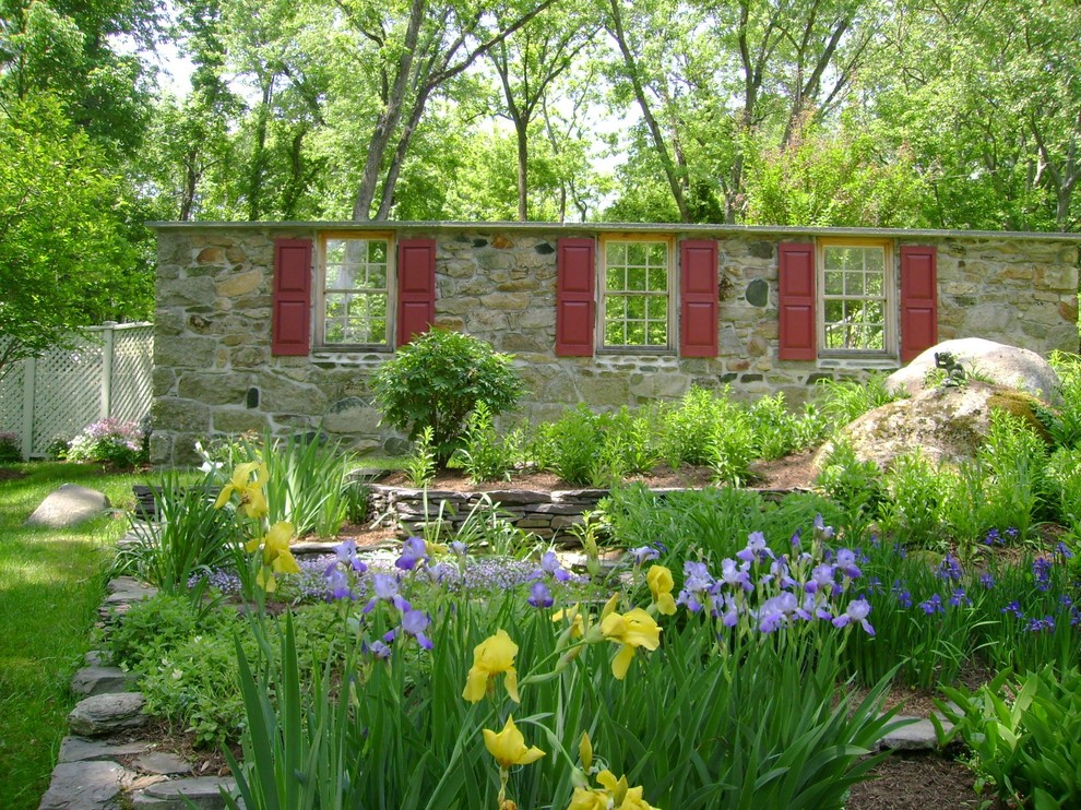 Immagine di un giardino stile rurale in ombra dietro casa