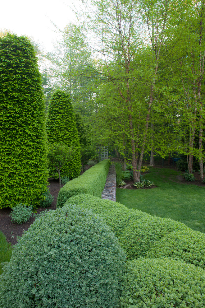 Ispirazione per un giardino formale chic esposto a mezz'ombra di medie dimensioni e dietro casa